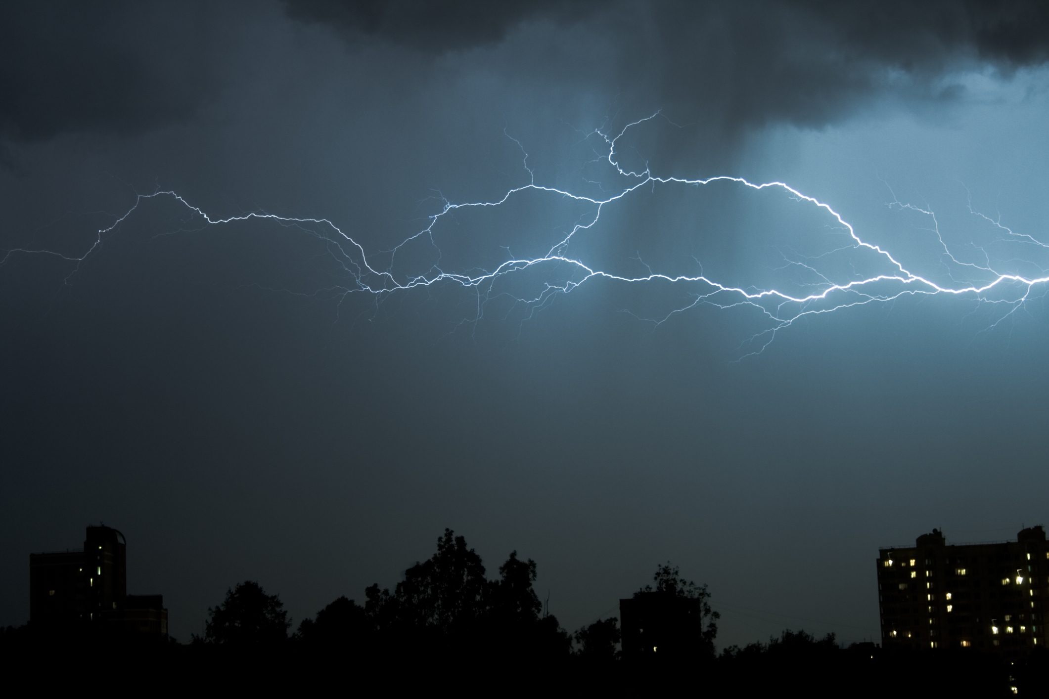 Scopri di più sull'articolo Downburst a Milano oggi: forti raffiche di vento, grandine e temporale improvviso