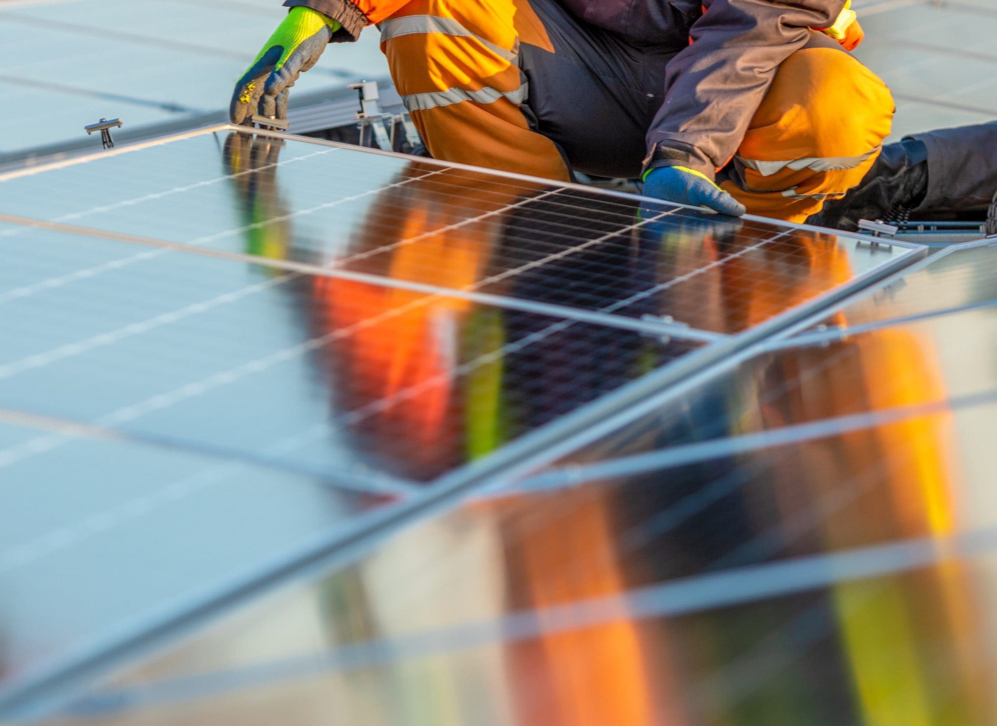 Scopri di più sull'articolo Ora i vecchi pannelli fotovoltaici sono riutilizzabili nell’edilizia: la scoperta di uno studio indiano