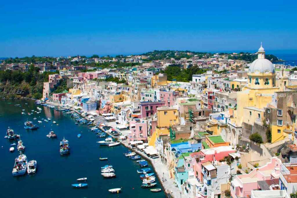 Scopri di più sull'articolo Basta bottigliette di plastica a Procida: 4mila borracce pronte per i turisti e acqua alla spina in 28 bar e ristoranti