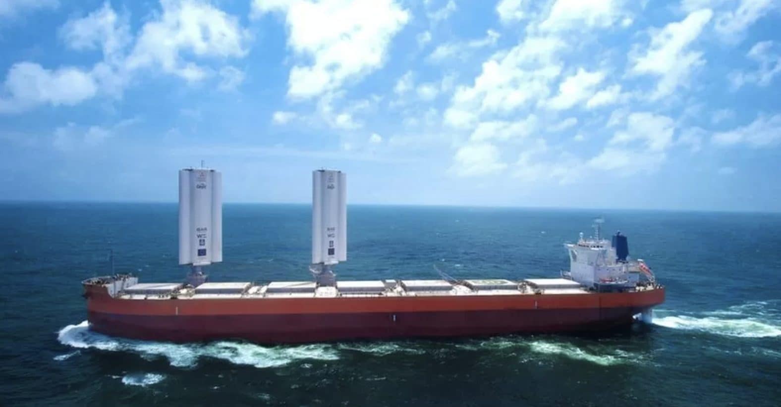 Scopri di più sull'articolo La prima nave cargo al mondo con vele solari ha salpato i mari