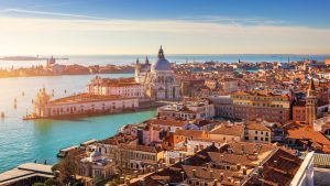 Scopri di più sull'articolo Venezia tra i patrimoni a rischio dell’Unesco? Ecco come il clima e il turismo di massa la sta distruggendo
