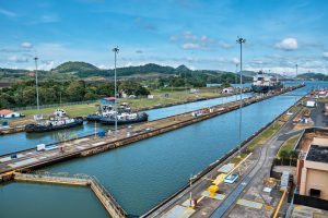 Scopri di più sull'articolo Canale di Panama in secca e traffico contingentato: la siccità avrà pesanti costi sul traffico marittimo globale