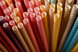 Scopri di più sull'articolo Le cannucce di carta contengono più PFAS delle cannucce di plastica o di bambù, lo studio su 39 marchi diversi