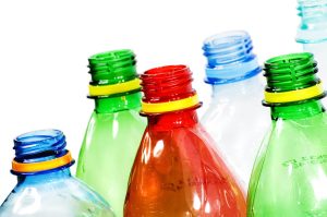 Scopri di più sull'articolo Basta plastica! Ecco come riutilizzare le bottiglie colorate per decorare casa