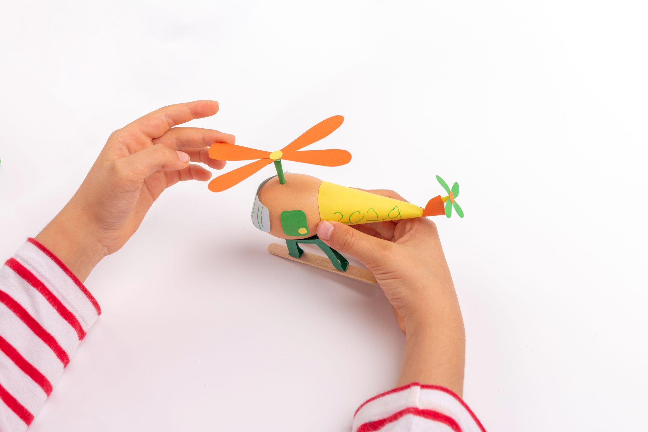 Scopri di più sull'articolo I cartoni delle uova si trasformano in un mini elicottero: il lavoretto