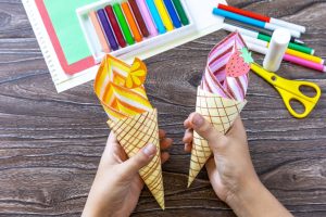 Scopri di più sull'articolo I coni gelato in cartoncino riciclato per decorare casa a tema estivo: guarda che bel festone