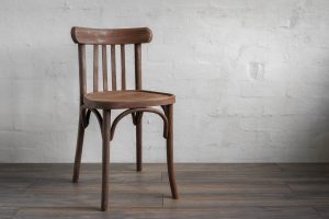 Scopri di più sull'articolo Da vecchia sedia a minibar: trasforma così una seduta vintage