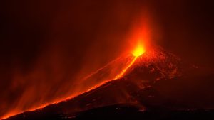 Scopri di più sull'articolo Etna in eruzione, aeroporto di Catania chiuso: cosa fare se sei in vacanza in Sicilia
