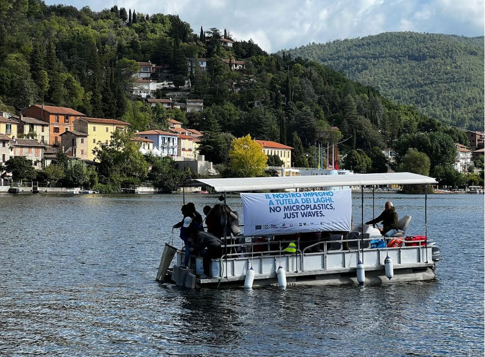 Scopri di più sull'articolo Blue Lakes: microplastiche nel 98% dei campioni dei laghi di Bracciano, Trasimeno e Piediluco