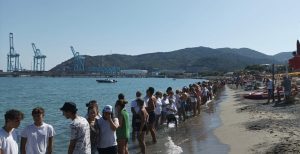 Scopri di più sull'articolo Una catena umana in Liguria per dire no alla nave rigassificatrice Golar Tundra