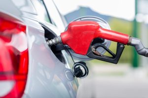 Scopri di più sull'articolo Benzina, servito oltre i 2 euro: perché il prezzo del carburante continua a salire e come si può risparmiare