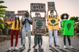 Scopri di più sull'articolo Un gruppo di giovani portoghesi porta in tribunale 32 Paesi europei per il cambiamento climatico