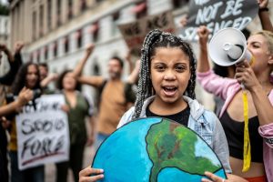 Scopri di più sull'articolo Gli attivisti per l’ambiente non si arrendono: una nuova campagna di protesta ha raccolto l’adesione di oltre 50 scuole negli Stati Uniti