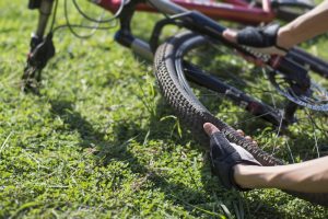 Scopri di più sull'articolo Uno pneumatico a memoria di forma e indistruttibile: è la soluzione contro i buchi nelle gomme della bici e gli sprechi