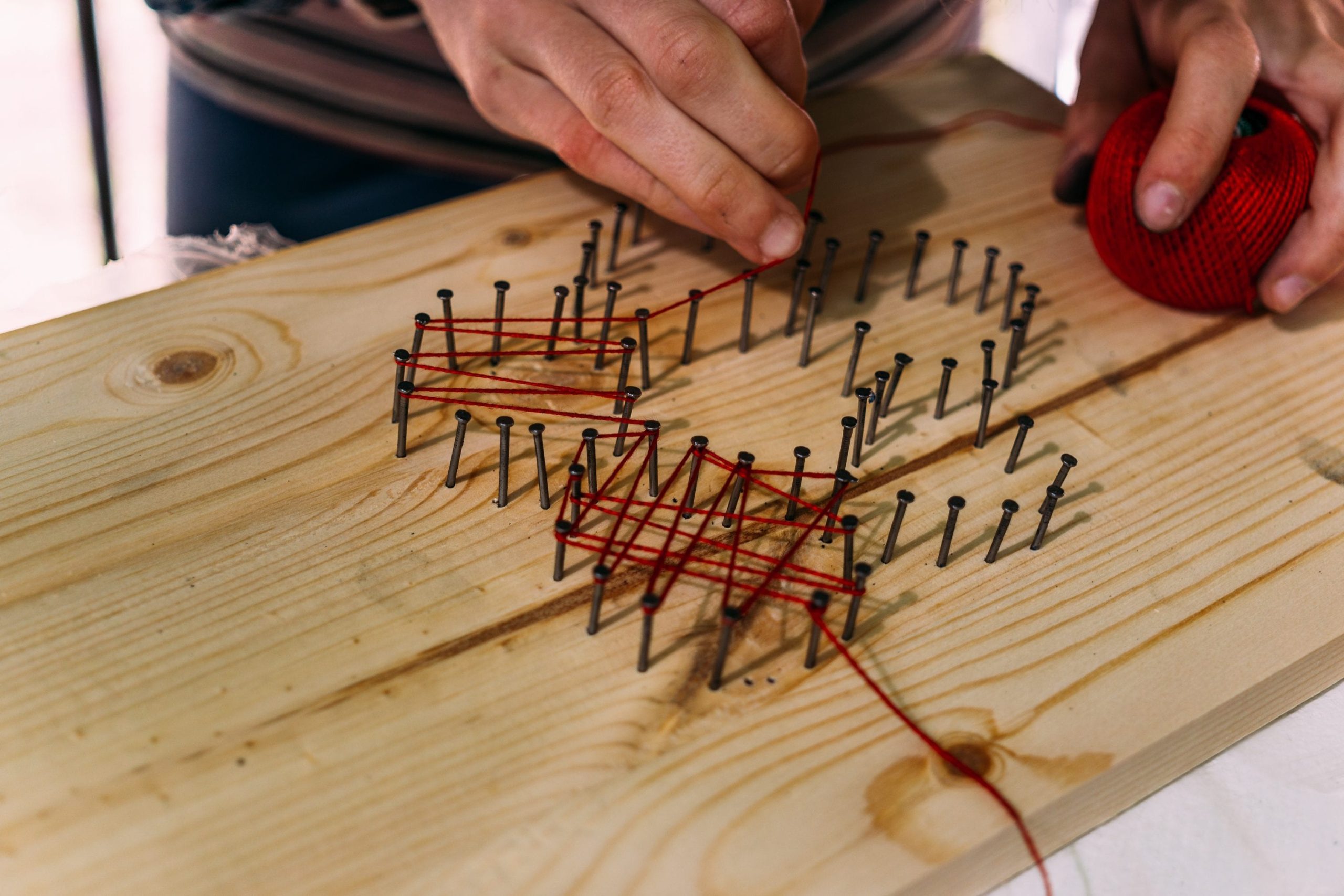 Scopri di più sull'articolo La string art: geometrica, coinvolgente e creativamente stimolante