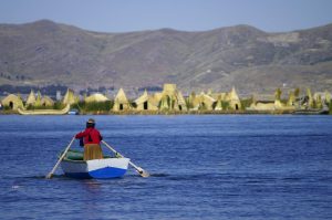 Scopri di più sull'articolo Il Titicaca si sta prosciugando: la siccità mette a rischio il lago più grande del Sud America