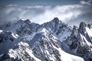 Scopri di più sull'articolo La crisi inarrestabile delle montagne, sempre meno neve e ghiacciai: ecco l’intervento del Ministro del Mare Musumeci