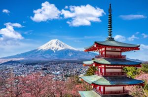 Scopri di più sull'articolo Giappone sovraffollato, boom di turisti sul Monte Fuji: troppe persone in vetta ed ecosistema a rischio