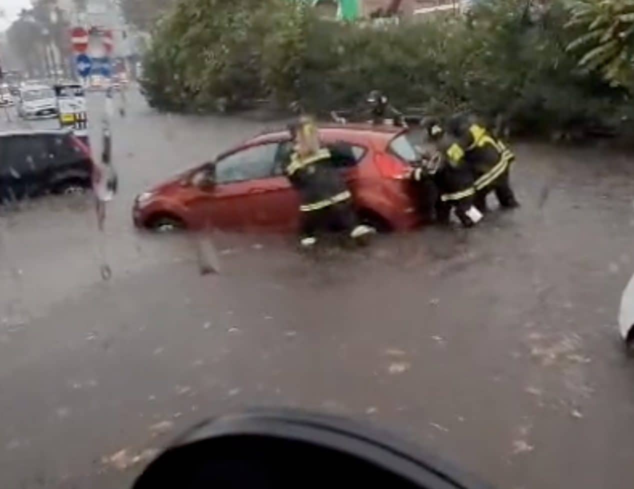 Scopri di più sull'articolo Nubifragio a Ostia, strade e cantine allagate: cosa c’entra il caldo anomalo di ottobre