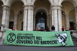 Scopri di più sull'articolo Gli Extinction Rebellion bloccano l’entrata del ministero delle Infrastrutture di Salvini