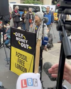 Scopri di più sull'articolo Greta Thunberg accusata di aver turbato l’ordine pubblico dopo l’arresto durante una manifestazione a Londra