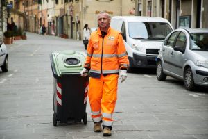 Scopri di più sull'articolo Lavoro, Sei Toscana apre le selezioni per spazzamento e raccolta rifiuti: come partecipare