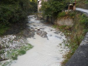 Scopri di più sull'articolo I fiumi diventano bianchi dopo la pioggia, ma è inquinamento: il problema delle discariche sulle Alpi Apuane