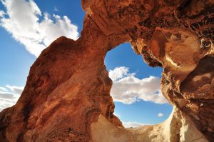 Scopri di più sull'articolo Dove si trova la montagna di cristallo, la collina di quarzi nel cuore del deserto egiziano