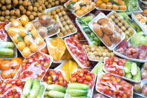 Scopri di più sull'articolo Plastica inutile su frutta e verdura, perché ancora nessuno riesce a fermare questo abuso?