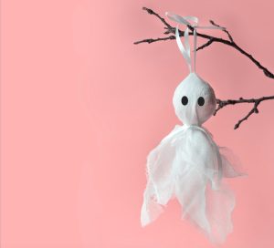 Scopri di più sull'articolo I fantasmini di Halloween fai da te: decora e divertiti con poco!