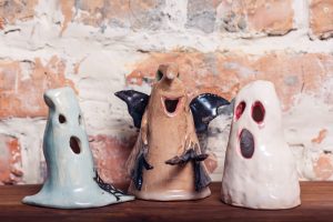 Scopri di più sull'articolo I fantasmini decorativi in argilla: creali da zero per una spooky season coi fiocchi