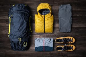 Scopri di più sull'articolo Trekking starter pack: l’abbigliamento essenziale per iniziare a fare escursioni