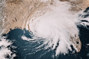 Scopri di più sull'articolo Il ciclone Tej provoca pioggia torrenziale e allagamenti in Oman, ora si dirige sullo Yemen