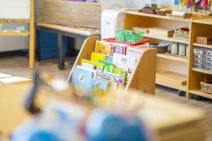 Scopri di più sull'articolo Come costruire una libreria frontale Montessori con delle mensole per le spezie