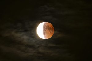 Scopri di più sull'articolo Eclissi lunare di sabato 28 ottobre 2023: a ora e come vedere in Italia l’eclissi parziale