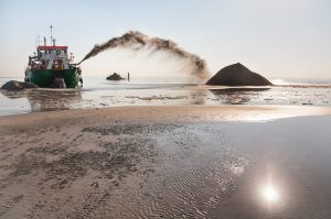 Scopri di più sull'articolo Ogni anno sei miliardi di tonnellate di sabbia vengono prelevate dagli oceani: l’allarme dell’ONU