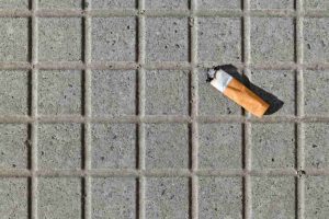 Scopri di più sull'articolo Gettare i mozziconi di sigaretta a terra è vietato dalla legge: possibile che quasi metà degli italiani ancora non lo sappia?