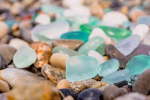 Scopri di più sull'articolo Perché i frammenti di vetro colorato si trovano sempre meno in spiaggia?