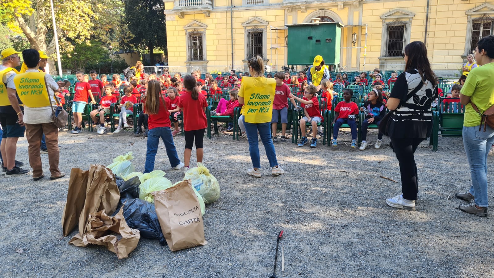 Scopri di più sull'articolo Legambiente Livorno porta Puliamo il mondo in Villa Fabbricotti, con 150 alunni