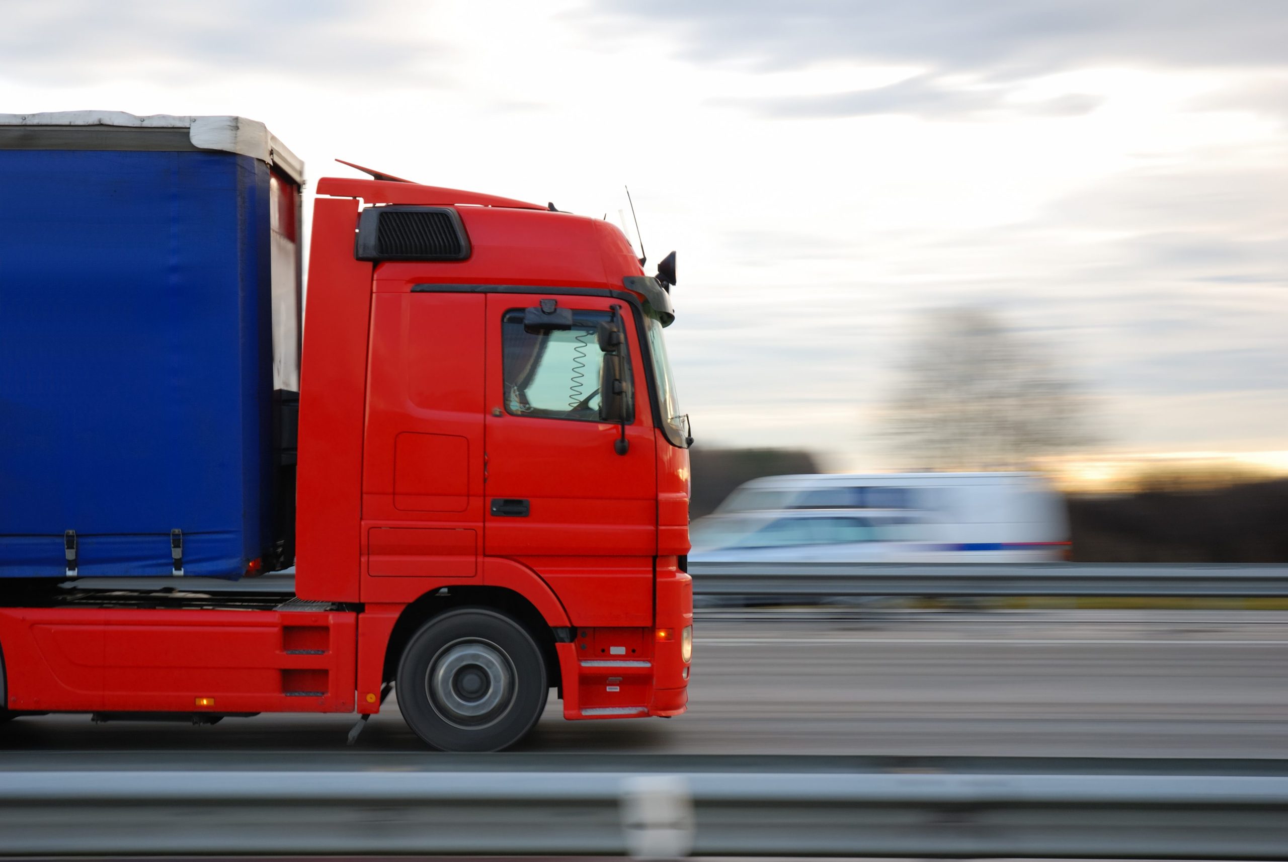 Scopri di più sull'articolo Milano, sensori salva-ciclisti diventano obbligatori per i camion: come funzionano e perché sono importanti