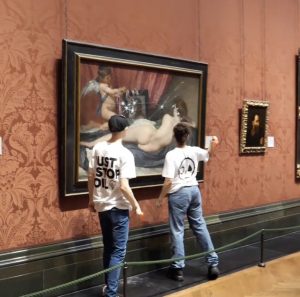 Scopri di più sull'articolo Just Stop Oil rompe il vetro protettivo della Venere di Velazquez alla National Gallery