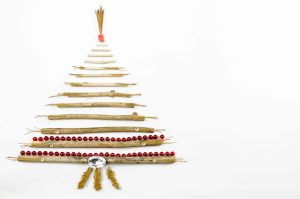 Scopri di più sull'articolo Alberelli di Natale: decora con il materiale del bosco per feste eco