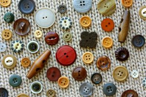 Scopri di più sull'articolo Come riciclare i vecchi bottoni per farne addobbi natalizi