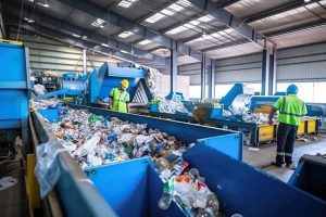 Scopri di più sull'articolo Plastica riciclata: trovate centinaia di sostanze tossiche in quella analizzata negli impianti di 13 Paesi, lo studio shock