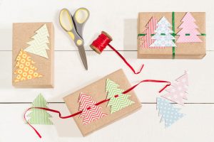 Scopri di più sull'articolo Pacchi regalo di Natale creativi: realizzali e decora con un alberello!