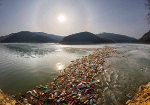 Scopri di più sull'articolo Trattato globale sulla plastica: le lobby del petrolio “stanno sabotando gli sforzi per affrontare la crisi climatica”
