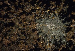 Scopri di più sull'articolo Milano è la città che brilla di più dal cielo: l’effetto dell’inquinamento luminoso urbano
