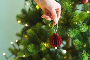 Scopri di più sull'articolo L’albero di Natale addobbato con gli origami: sostenibile e creativo