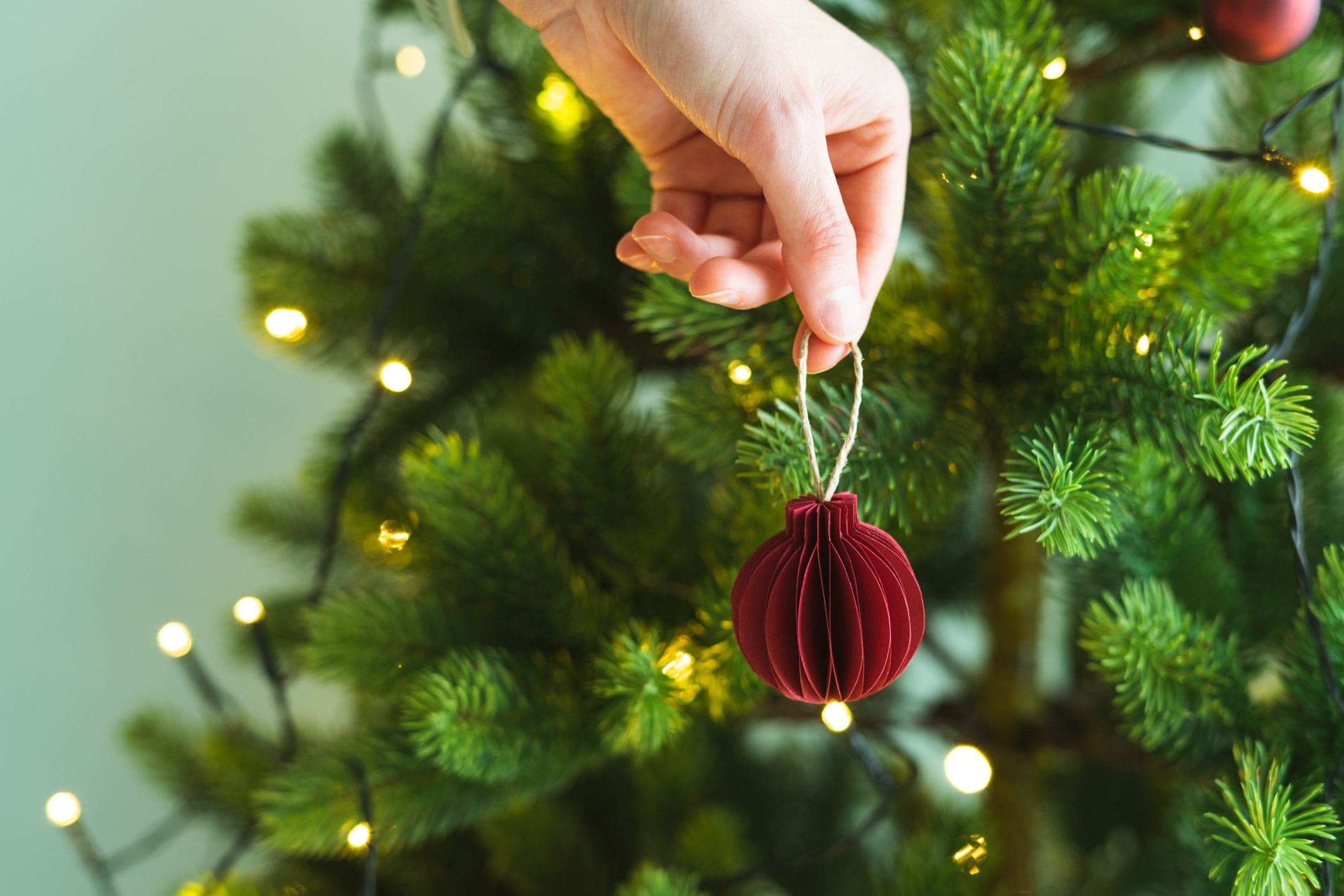 Scopri di più sull'articolo L’albero di Natale addobbato con gli origami: sostenibile e creativo