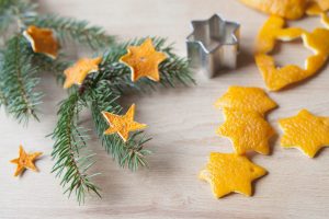 Scopri di più sull'articolo Un biglietto di Natale fai da te riciclando le bucce di arance e clementine